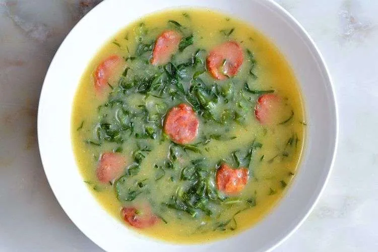 Imagem de um prato com sopa.